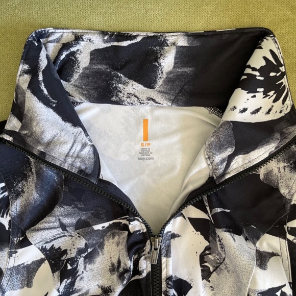 Lucy Stretch Activewear Jacket for Women. Black & White Floral Print. Size: S/P - Picture 5 of 7